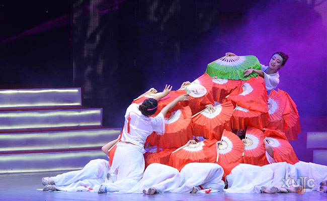 舞蹈 梦里寻她千百度的扇子颜色