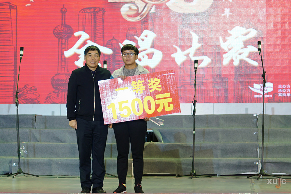 党委副书记、纪委书记张必华(左)为一等奖获得者人文与传播学院合唱团颁奖 “歌颂”改革开放四十周年 我校举办合唱比赛_学校新闻-厦门大学嘉庚学院