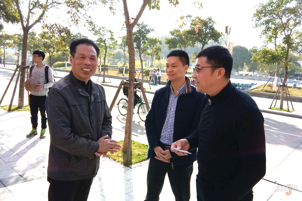 信息科学与技术学院院长谢廷贵(左),实习与就业服务中心叶志筑